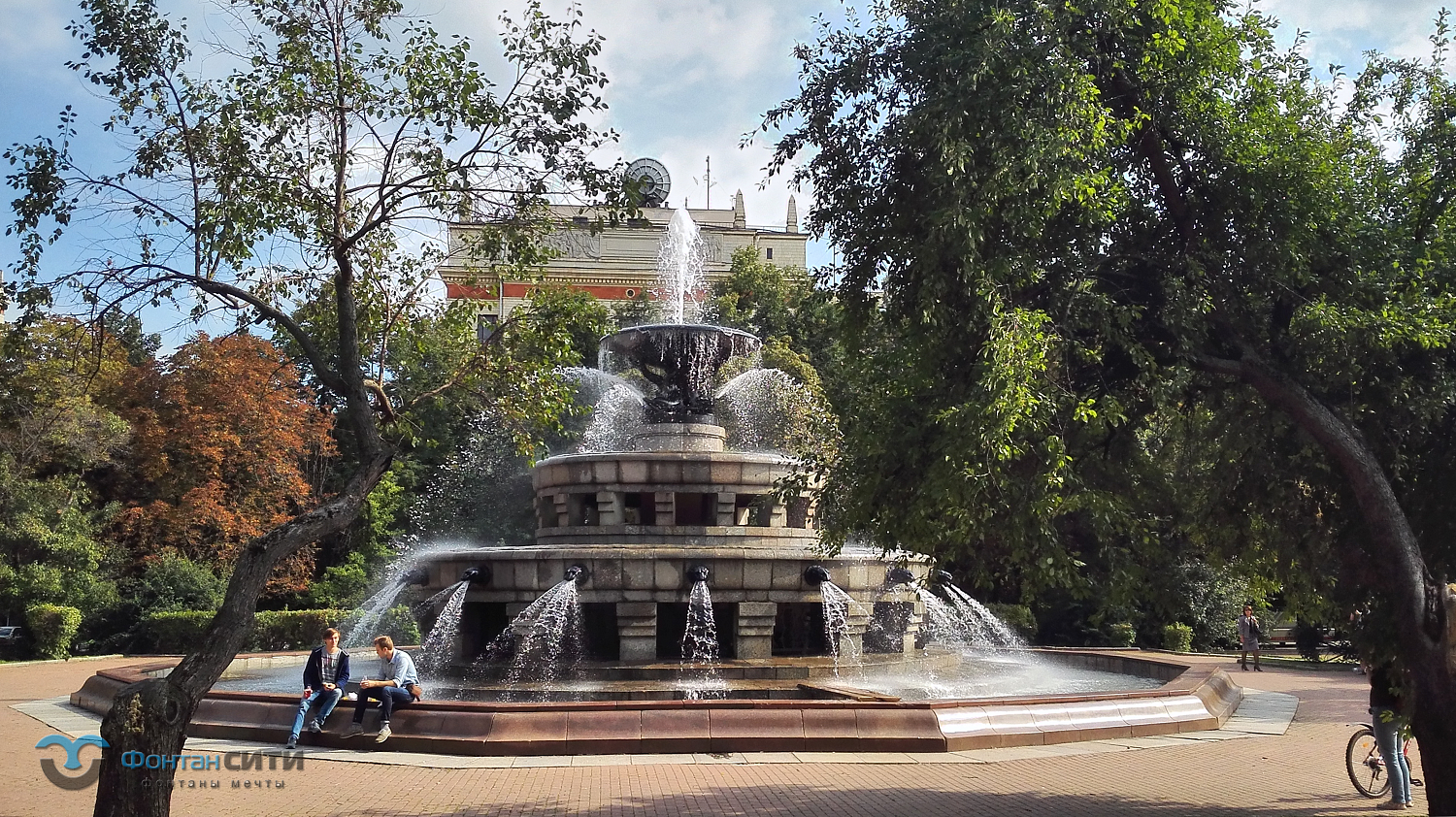 Центральный фонтан МГУ